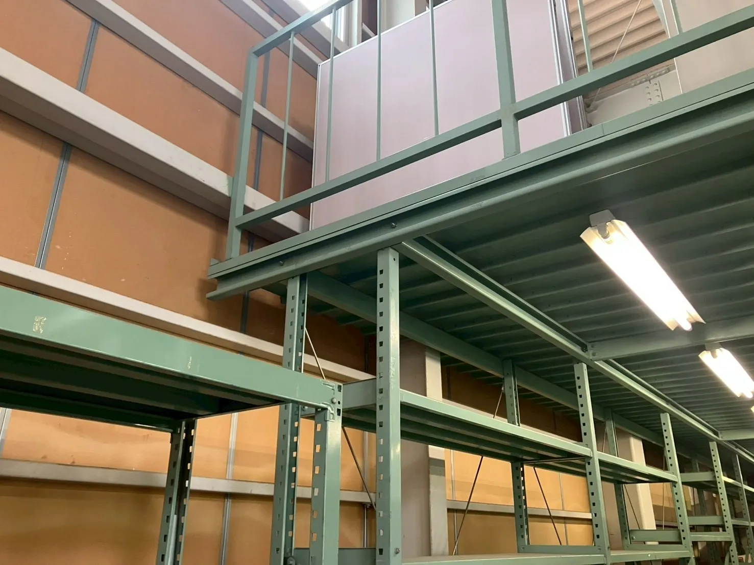工場建屋を実質3日で完全スケルトン化!大型ラック・外部物置・外壁サインを一括スピード撤去|愛知県名古屋市